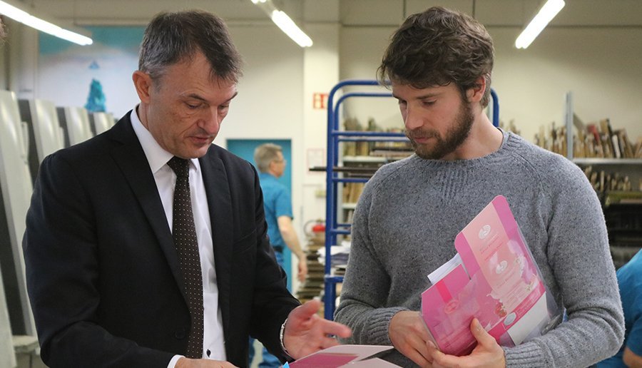 Oberbürgermeister Mathias Neuner und Xaver Egger in der Druckerei (v.l.n.r.).