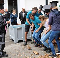 Auf das Kommando des Gautschmeisters hin packten vier „Packer“ einen Gäutschling nach dem anderen in den Bottich.