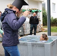 „Das Gautschen kam für mich etwas überraschend, aber dafür war es sehr lustig. Es ist eine wirklich schöne Erfahrung. Mit diesem traditionellen Ritual steigt auch die Zugehörigkeit zur Zunft und gibt der abgeschlossenen Ausbildung einen besonderen Wert“, sagt Sophie Schmidbauer,