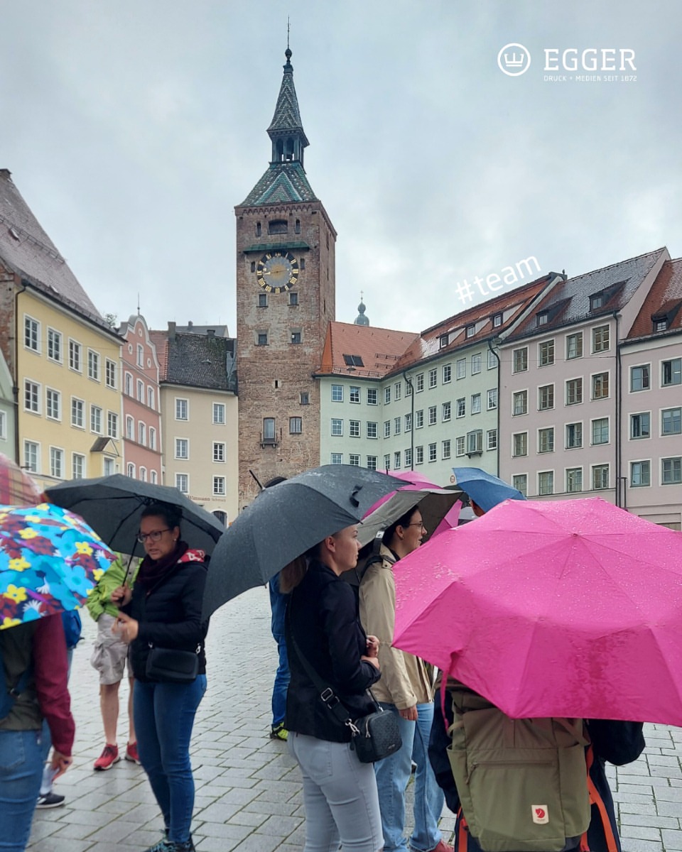 Betriebsausflug ins Wasser gefallen? 🌧️
Nicht mit uns.
Ausgestattet mit Regenschirmen und Regenjacken haben wir uns die Laune nicht verderben lassen und dem wenig sommerlichen Wetter getrotzt.
Bei einer spannenden Führung durch Landsberg am Lech konnten selbst die Einheimischen noch neue Seiten der Stadt entdecken, es wurde gelacht, gestaunt, gerätselt (im Team waren wir wie immer am erfolgreichsten 😉), und zum Abschluss noch sehr lecker gegessen!
Ein großes Dankeschön an
- Xaver und Josef Egger
- Celine, Tara und Conny für die gesamte Organisation
- Basti [@street_viz] für die tollen Fotos.