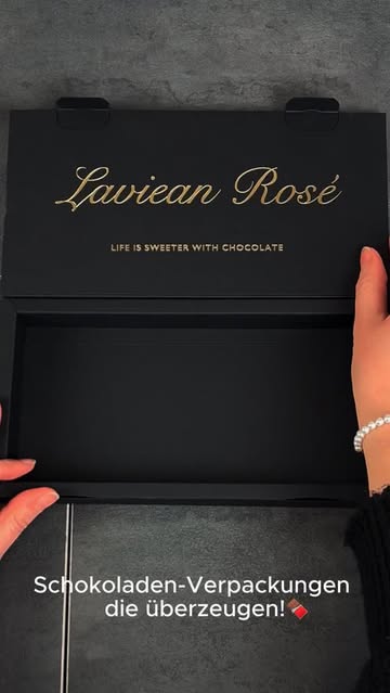 Dubai Schokolade sorgt nach wie vor für Aufmerksamkeit✨
Wir durften die passende Verpackung für @laviean.rosee dazu umsetzen: eine Klappschachtel mit Hohlwand, bestehend aus schwarzem Naturkarton mit einer edlen goldenen Heißfolienprägung🖤
👉 Habt ihr den Dubai-Schokolade-Trend auch ausprobiert?
#eggerdruck #verpackung #schokolade #dubai #dubaischokolade #schokoladenverpackung #dubaischokoladenverpackung #heißfolie #heißfolienprägung #gold