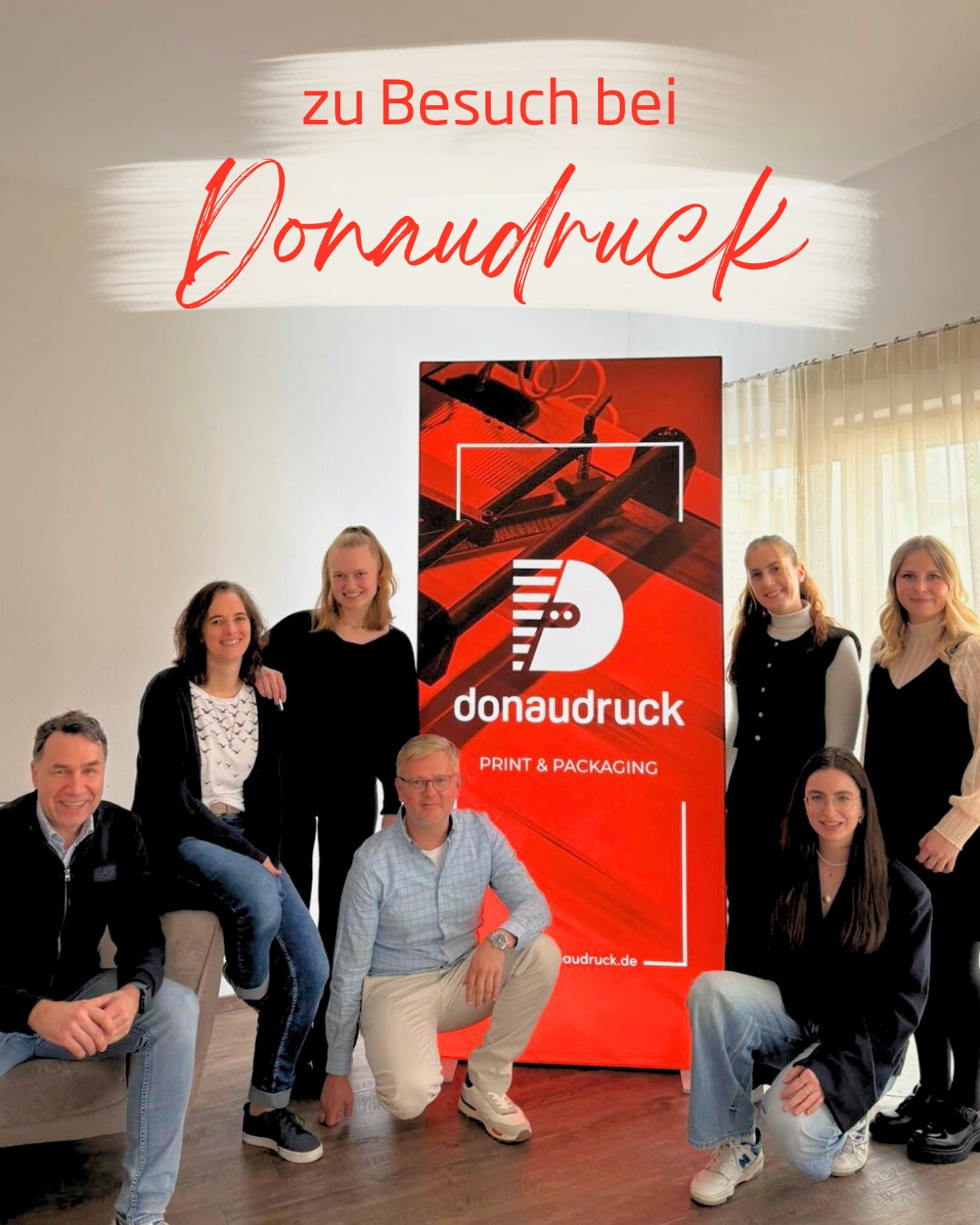 Ein Blick hinter die Kulissen bei unserem #Partner 🤝
Gestern ging es für unser Marketingteam früh los: Um 7 Uhr startete die Fahrt nach Vilshofen zu @donaudruck .🚗
Dort durften wir spannende Einblicke in das Unternehmen gewinnen und gemeinsam über die zukünftige Zusammenarbeit sprechen. Im Fokus standen vor allem Themen rund um #Marketing , Websitebetreuung und die weitere Abstimmung unserer Projekte.💡
Bei einem Rundgang durch die Produktionshallen konnten wir außerdem viele der Maschinen vor Ort kennenlernen – teilweise auch Anlagen, die sich von unseren unterscheiden. Dadurch ergeben sich zusätzliche Verpackungslösungen und Produktmöglichkeiten, die wir durch die Partnerschaft gemeinsam nutzen können.💪🏼
Vielen Dank für den offenen Austausch! Wir freuen uns auf alles, was wir künftig zusammen umsetzen werden.🚀
#eggerdruck #Donaudruck #Partnerfirma