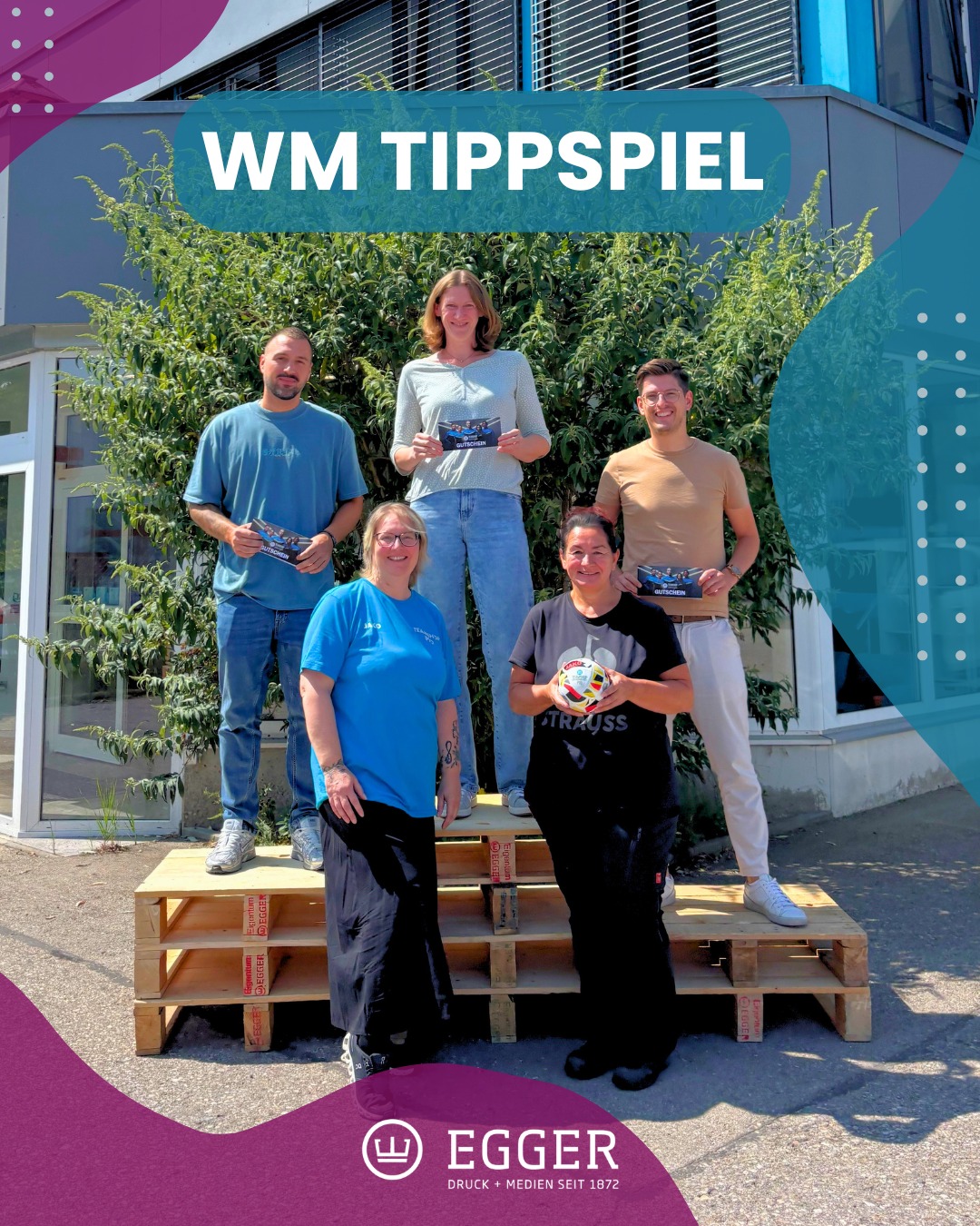 Vamos!⚽ Die #WM ist vorbei – und damit steht auch das Ergebnis unseres internen WM-Tippspiels fest:
🥇 Mit starken 244 Punkten holte sich Kathi den Sieg
🥈 Dennis sicherte sich mit 226 Punkten den zweiten Platz
🥉 Dicht gefolgt von Dominik, der mit 224 Punkten auf dem dritten Platz landet
Als Glückwunsch zum Sieg gibt es passend zum Thema #Fußball und Mannschaftssport Gutscheine des regionalen Sporthändlers @teamshop_pio aus Landsberg!
Auch unser „Lucky Loser“ ging natürlich nicht leer aus: Sandra durfte sich über einen JAKO-Miniball in Deutschlandfarben freuen. ⚽
Vielen Dank an Teamshop89 PIO für die Bereitstellung des Miniballs. 🙏🏼
Herzlichen Glückwunsch an alle Gewinnerinnen und Gewinner! 🏆
#Tippspiel #WMTippspiel #WM2026