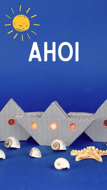 Ahoi🌊🐚
Auf der kleinen dänischen Insel Ærø hat sogar die Seife ihre eigene Kajüte – durch die Bullaugen blinzeln schon die duftenden Seifen der Seifenmanufaktur @aeroesoapcompany hervor.
Sommer, Sonne, Meer – wir sind bereit!🌞⚓
Wer von euch sticht diesen Sommer in See?🚢
#eggerdruck#verpackungsdruckerei#verpackung#verpackungsdesign#verpackungen#schiff#schiffchen#meer#sommer#urlaub#urlaubszeit#muschel#muscheln#sonne