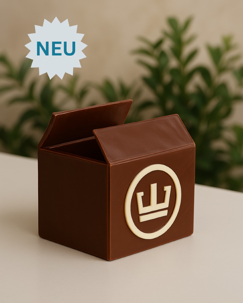 Brandneues Material - gleich testen!
Für eure Verpackungen haben wir an einem ganz besonderen Material gearbeitet, das wir euch nun endlich präsentieren können:
SCHOKOLADE 🍫
Die leckerste Verpackung der Welt gibt es nicht in unserem Onlineshop, sondern nur exklusiv auf Anfrage!
Und das Recycling erledigt sich fast von selbst 😋
Schnell sein lohnt sich, denn unser Lagerbestand schrumpft rapide…