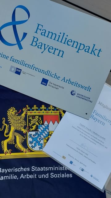 EGGER ist jetzt Mitglied im Familienpakt Bayern. Weil die Vereinbarkeit von Familie und Beruf uns wichtig ist.
Die dazugehörige Urkunde wurde uns am Freitag von Ministerialdirektor Christian Schoppik (Bayerisches Staatsministerium für Familie, Arbeit und Soziales) und Landrat Thomas Eichinger persönlich überreicht. 📜
Als Unternehmen mit über 150-jähriger Geschichte und familiären Wurzeln in fünfter Generation legen wir großen Wert darauf, auf die individuellen Lebenssituationen unserer Mitarbeiterinnen und Mitarbeiter einzugehen. Teilzeitmodelle, Homeoffice und flexible Lösungen auch in akuten familiären Situationen gehören bei uns längst zum Alltag. Doch weil wir wissen, dass wir uns darauf nicht ausruhen können, haben wir uns dem Familienpakt Bayern angeschlossen - für mehr regionalen Austausch und Zusammenarbeit. 🤝
Vielen Dank für die gelungene Veranstaltung an den Landkreis Landsberg am Lech, die Wirtschaftsförderung und die Gleichstellungsstelle!
Das Schild ist noch auf der Suche nach dem richtigen Platz bei uns, die Maßnahmen sind schon lange fester Bestandteil unserer Personalentwicklung…
📷 Veranstaltungsfotos: @julian.leitenstorfer