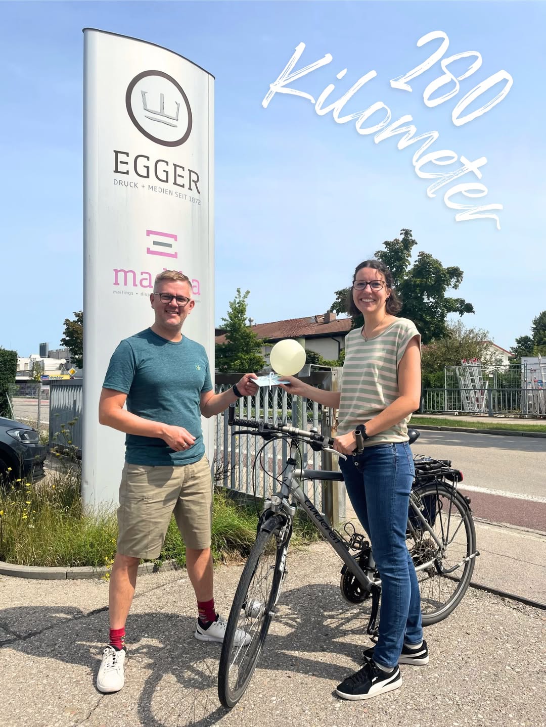 Mit voller Kraft in die Pedale – und an die Spitze🚲
EGGER war beim @stadtradeln in Landsberg vom 29.06. bis 19.07. dabei – und Verena hat dabei die meisten Kilometer unseres Teams erradelt: 279,6 km👏
Das entspricht ungefähr der Strecke von München nach Würzburg!🗺️
Gesammelt hat sie diese Kilometer nicht durch Ausflüge, sondern weil sie jeden Tag bei Wind und Wetter mit dem Rad zur Arbeit fährt. 🌧️☀️
Für diese Ausdauer und ihr Engagement überreichen wir ihr einen Landsberg-Gutschein.
Herzlichen Glückwunsch, Verena – und vielen Dank fürs kräftige Strampeln für ein gutes Klima! 🌱
#Stadtradeln #Landsberg #TeamEgger #RadelnFürsKlima #Fahrradliebe #Fahrrad #eggerdruck #egger