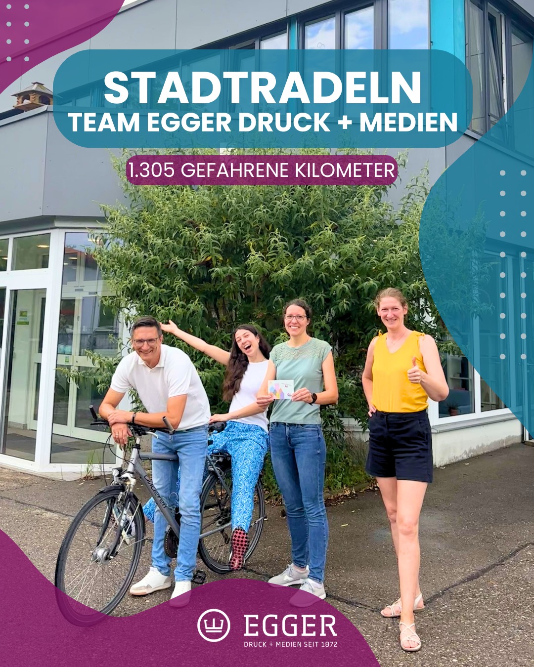 Gemeinsam Kilometer sammeln, gemeinsam etwas bewegen.🚴
Auch in diesem Jahr war Team EGGER wieder beim #Stadtradeln in Landsberg am Start – und unsere 8 Radfahrerinnen und Radfahrer haben ordentlich in die Pedale getreten und und haben insgesamt 1.305 Kilometer mit dem Rad gesammelt und damit 214,1 kg CO₂ vermieden. 💪
Den ersten Platz im Team sicherte sich erneut Verena mit starken 303,6 km bei 60 Fahrten. Weil sie regelmäßig mit dem #Fahrrad zur Arbeit kommt, konnte sie dabei 49,8 kg CO₂ einsparen. 🌱
Auf Platz 2 landete Jörg. Besonders beeindruckend: Mit nur 7 Fahrten legte er 229,5 km zurück – da waren einige richtig lange Touren dabei! 👏
Vielen Dank an alle, die für Team EGGER mitgeradelt sind. Jeder einzelne Kilometer zählt!
Wir freuen uns schon aufs nächste @Stadtradeln ! 🚲💚
#Landsberg #Nachhaltigkeit #eggerdruck